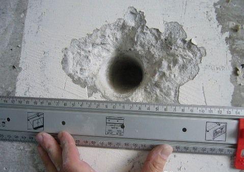 Дыра в бетонной стене