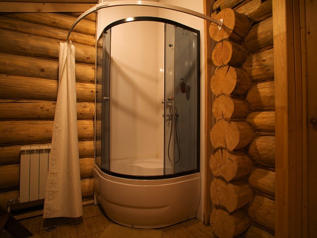 душ в деревянном доме