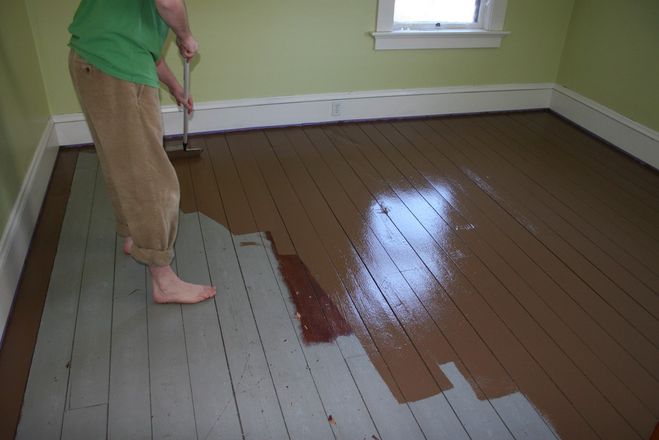 Как покрасить деревянный пол?