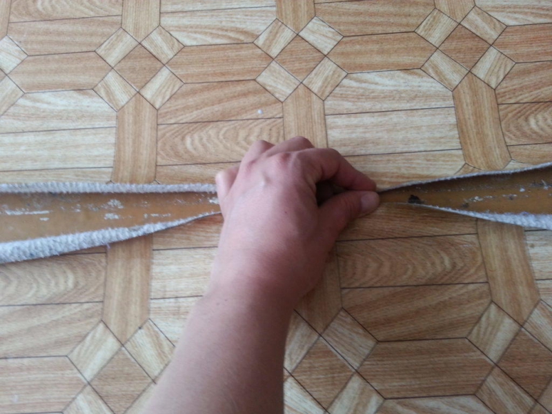 Укладка линолеума на деревянный пол: как стелить и положить правильно, клей на фанеру класть лучше, как уложить
