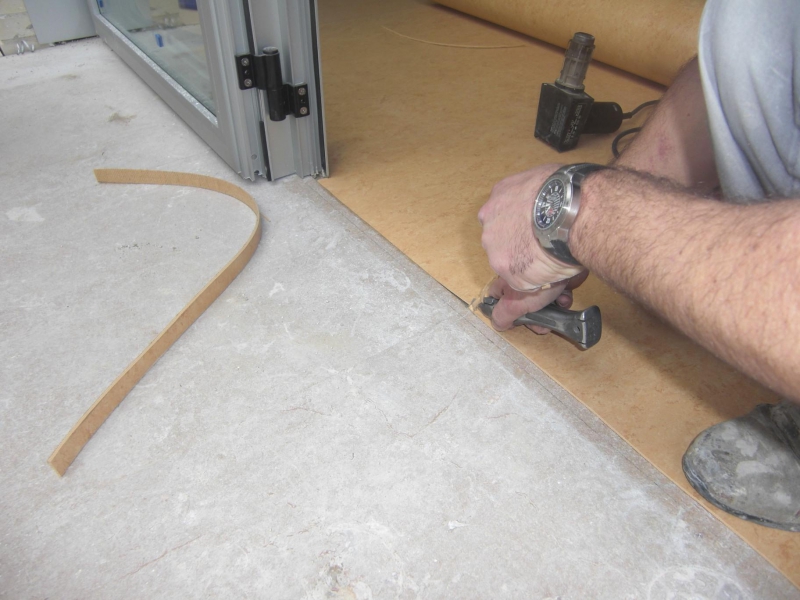 Укладка линолеума на бетонный пол: как стелить и приклеить, укладывать правильно, технология настилки, чем нужно