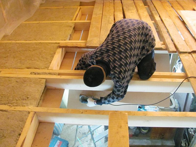 Делаем звукоизоляцию пола в доме с деревянными перекрытиями