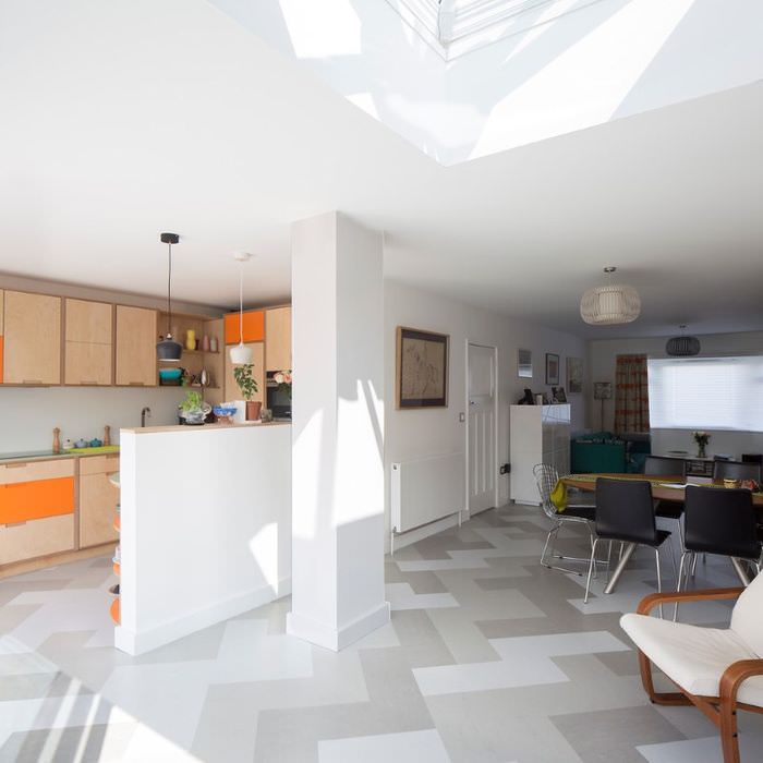 Интерьер квартиры-студии в светлых тонах с линолеумом на полу