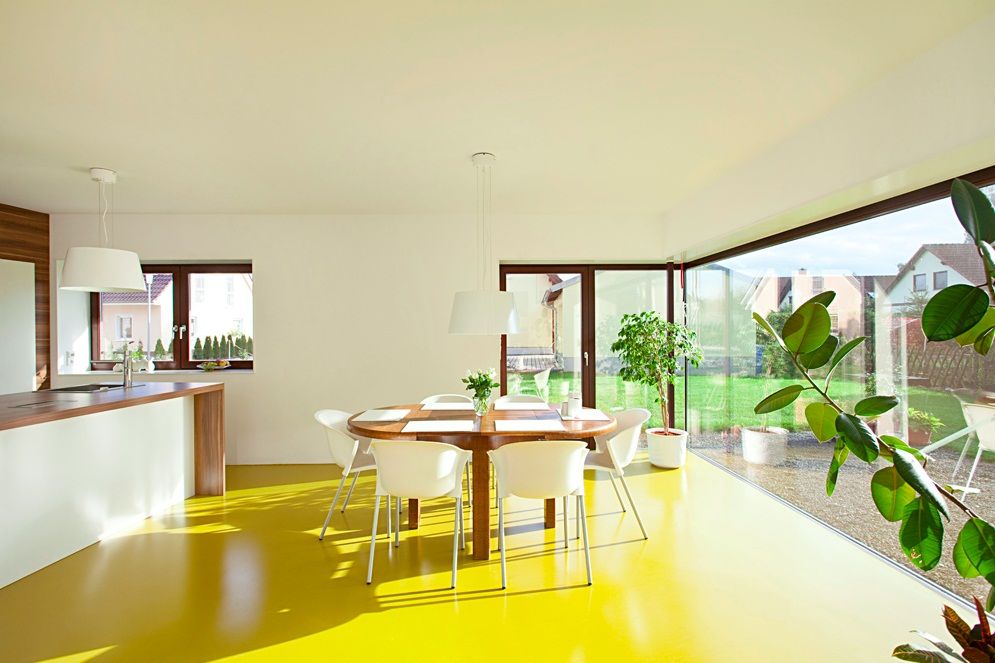 Яркая солнечная кухня с желтым линолеумом