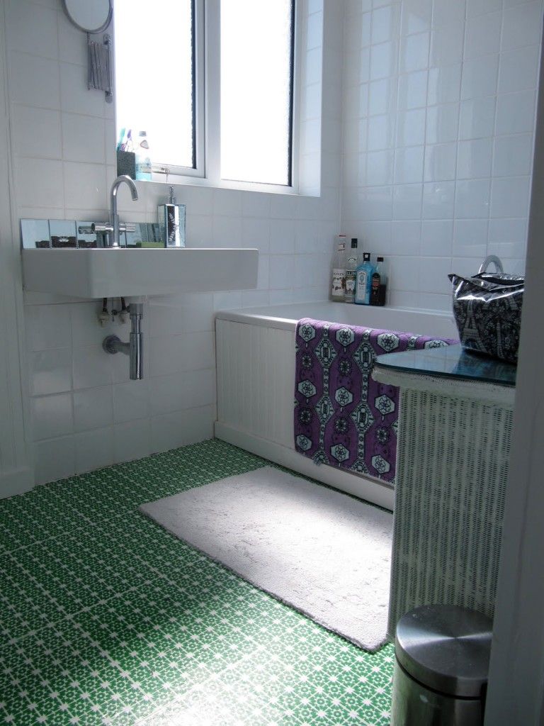 Линолеум с зеленым узором на белом фоне в ванной комнате