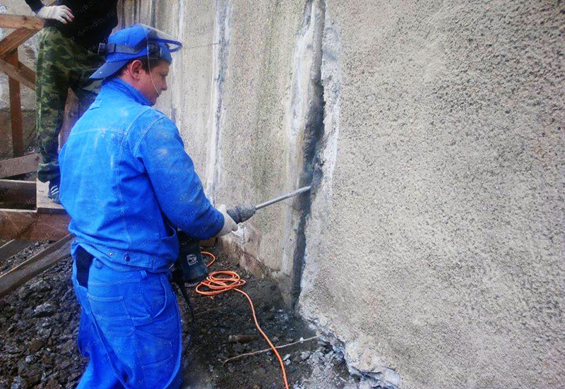 Подготовка трещин в бетонной стене