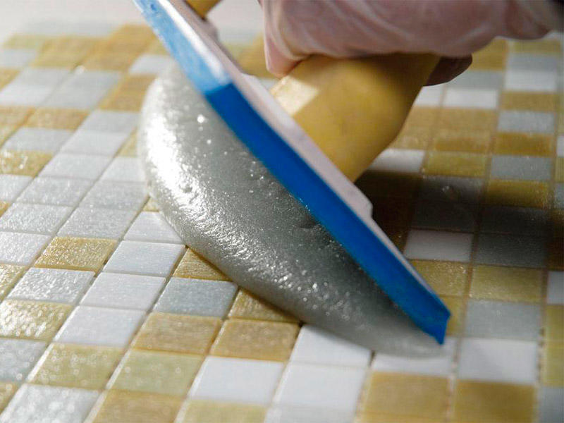 При затирке мозаичной плитки применяется только прозрачная водостойкая силиконовая стеклянная фуга