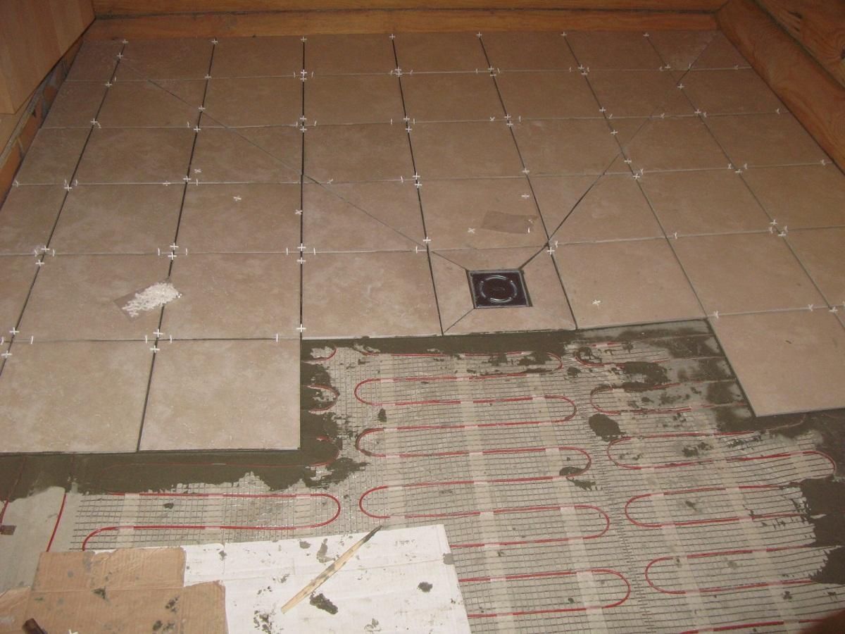 Под плиточный пол в деревянном доме можно установить систему отопления 