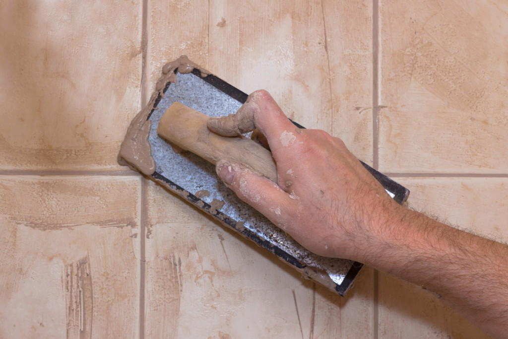 Затирка швов для плитки в ванной комнате блокирует попадание в них пыли, влаги и грязи 