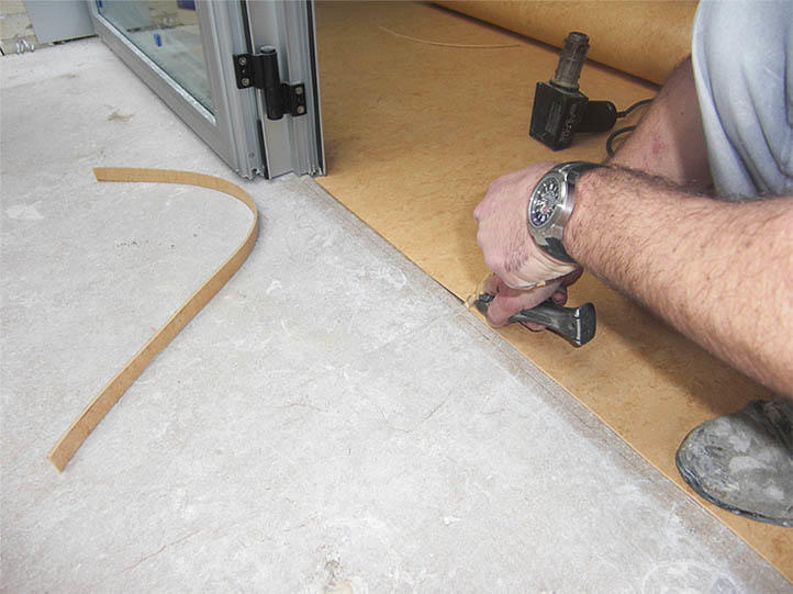 Чтобы осуществить укладку линолеума на бетонный пол, необходимо сначала правильно подготовить поверхность пола