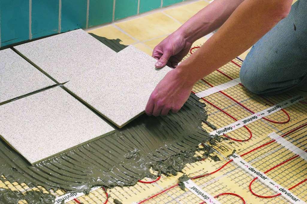 При выборе клея для плитки следует учитывать его качество, безопасность и основные характеристики 