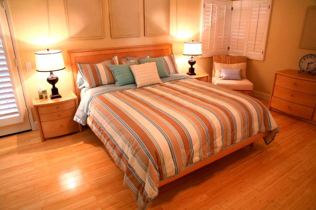 Для спальни пол из дерева – просто таки идеальный вариант в плане экологичности и аромадизайна