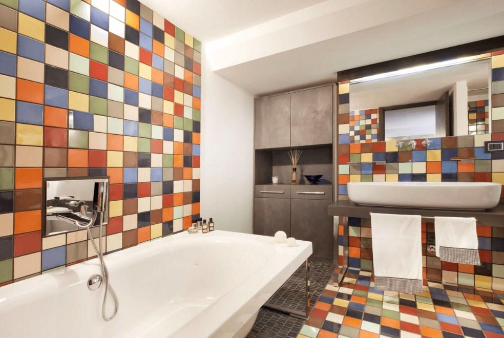 Оригинальным решением является раскладка разноцветной плитки в ванной комнате