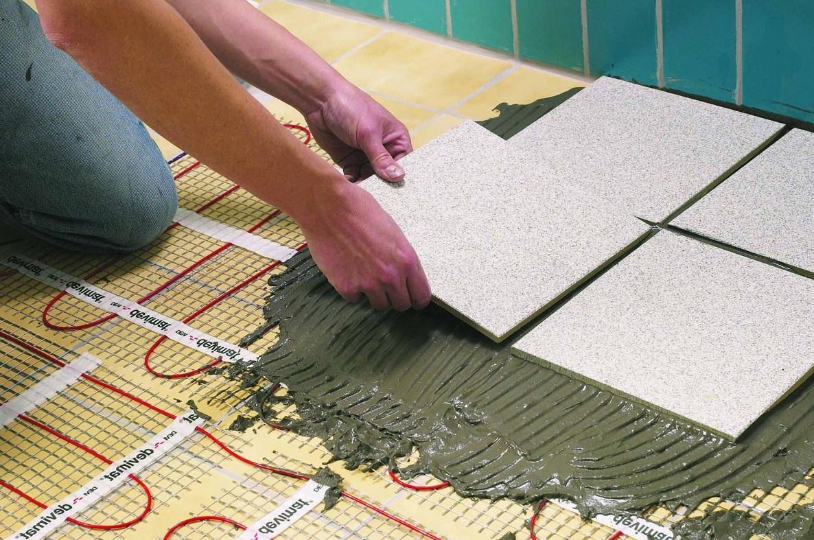 Если вы не имеете опыта укладки плитки на теплый пол, то можно обратиться к профессионалам, которые быстро и качественно выполнят работу 