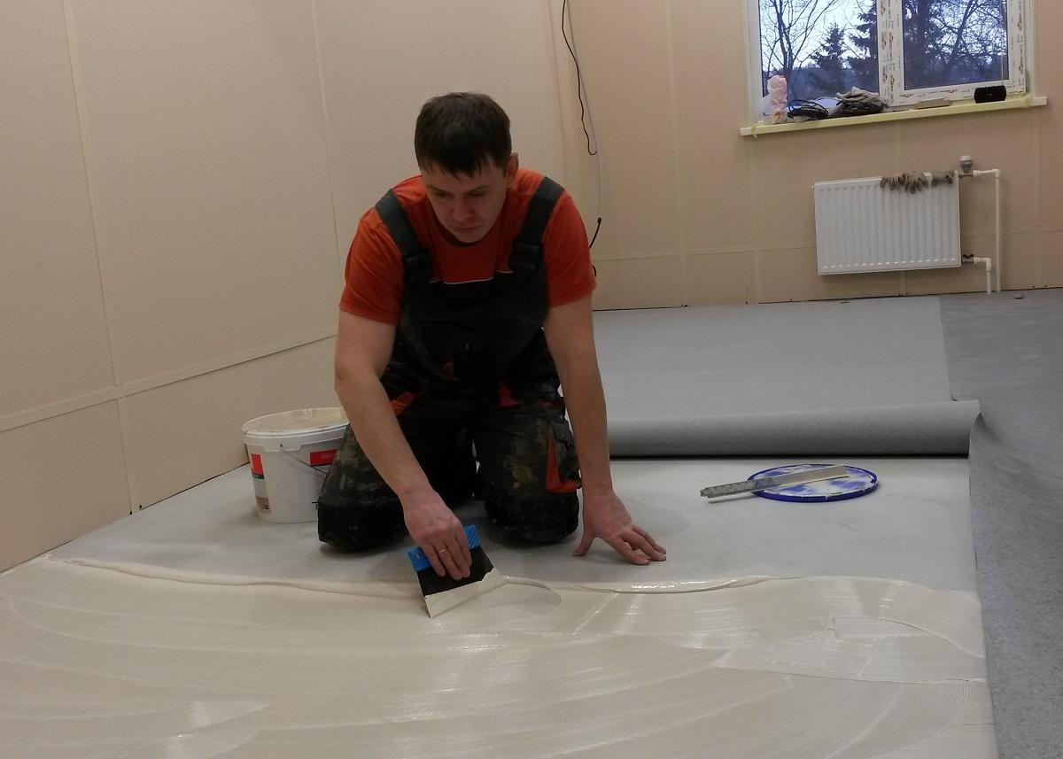 Чтобы постелить ковролин на бетонный пол, рекомендуется использовать клей 