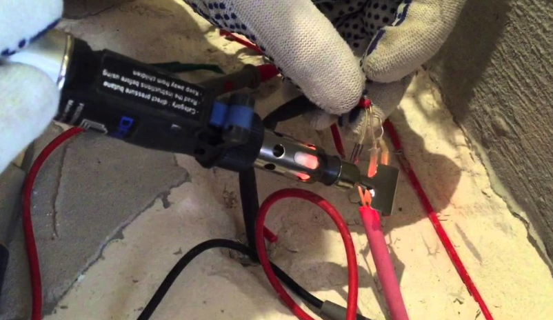Процесс ремонта кабеля теплого пола