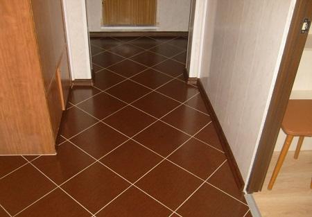 Плитка отлично подходит в качестве напольного покрытия для коридора благодаря отличным эксплуатационным свойствам 