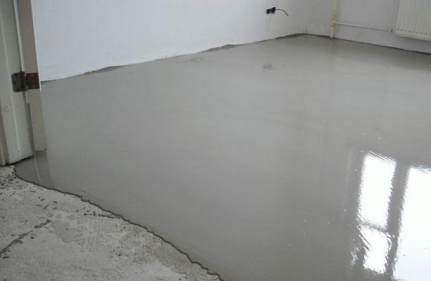 При появлении дефектов и трещин на бетонной поверхности специалисты рекомендуют проводить ремонт стяжки 