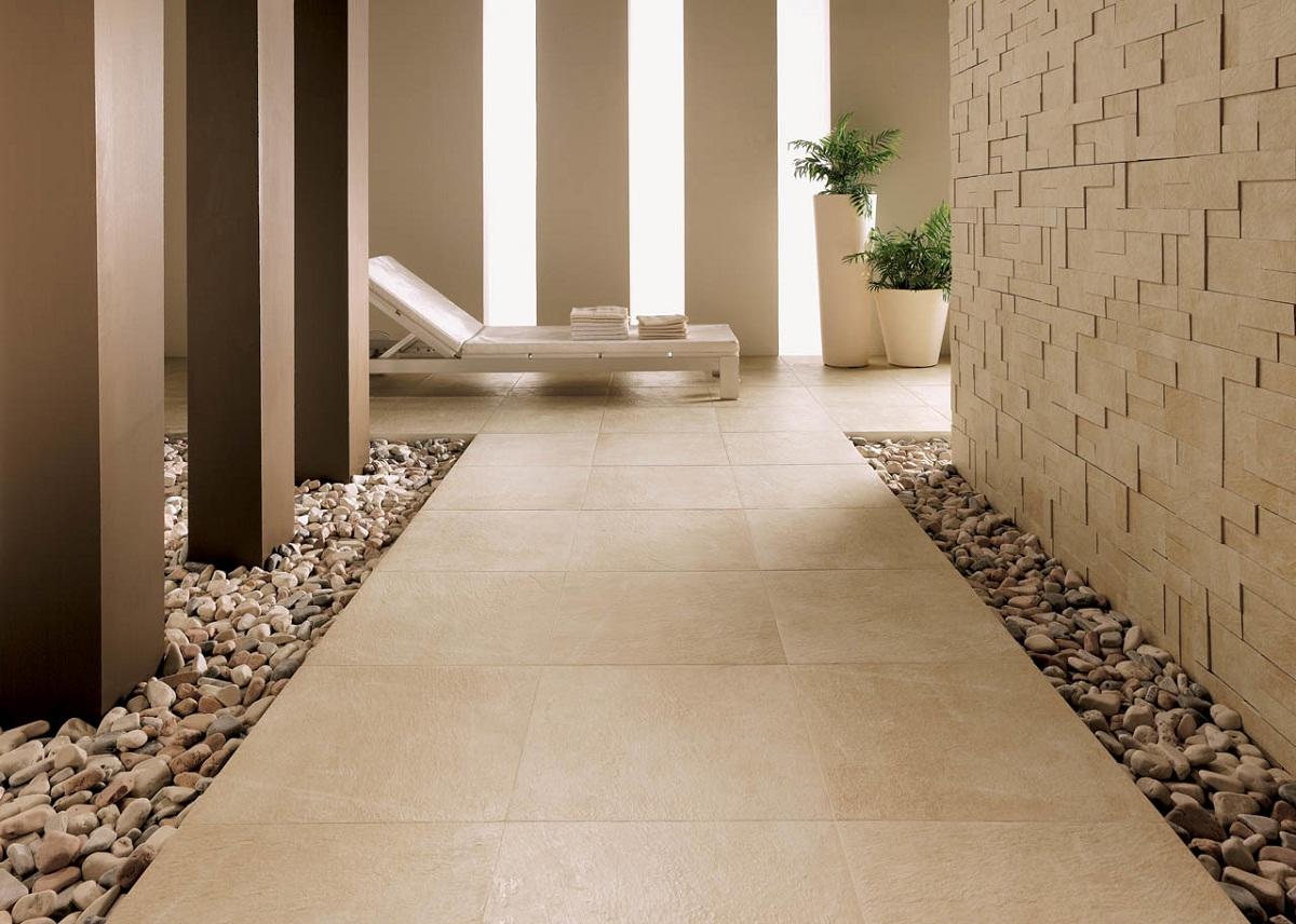 Оригинальным решением является монтаж плитки по центру коридора в сочетании с морскими камнями, расположенными по бокам от нее 
