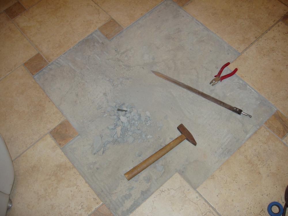 После снятия старого покрытия специалисты рекомендуют тщательно зачищать поверхность для укладки новой плитки