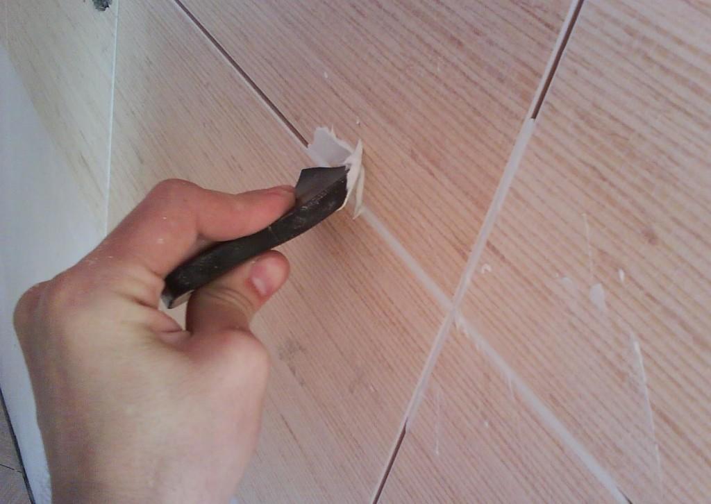 Затирайте не всю площадь стены одновременно, а продвигайтесь постепенно, отрабатывая участок за участком для того, чтобы успеть очищать плитку от ненужной быстро застывающей фуги