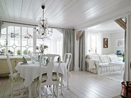 Белый деревянный пол в интерьере в стиле прованс