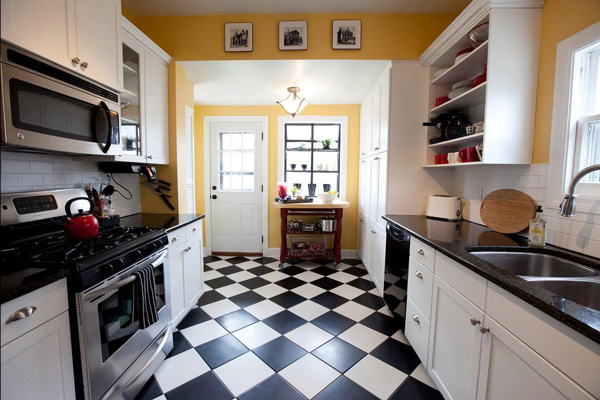 Черно-белая плитка в цвет кухни