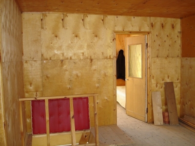 Обшивка стен фанерой в деревянном доме