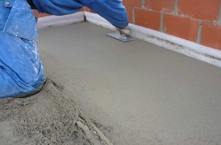 Цементно-песчаная стяжка отличается длительным сроком службы и хорошей прочностью 
