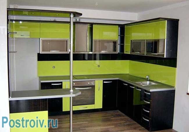 Сочетание черного и зеленого цвета на кухне. Фото