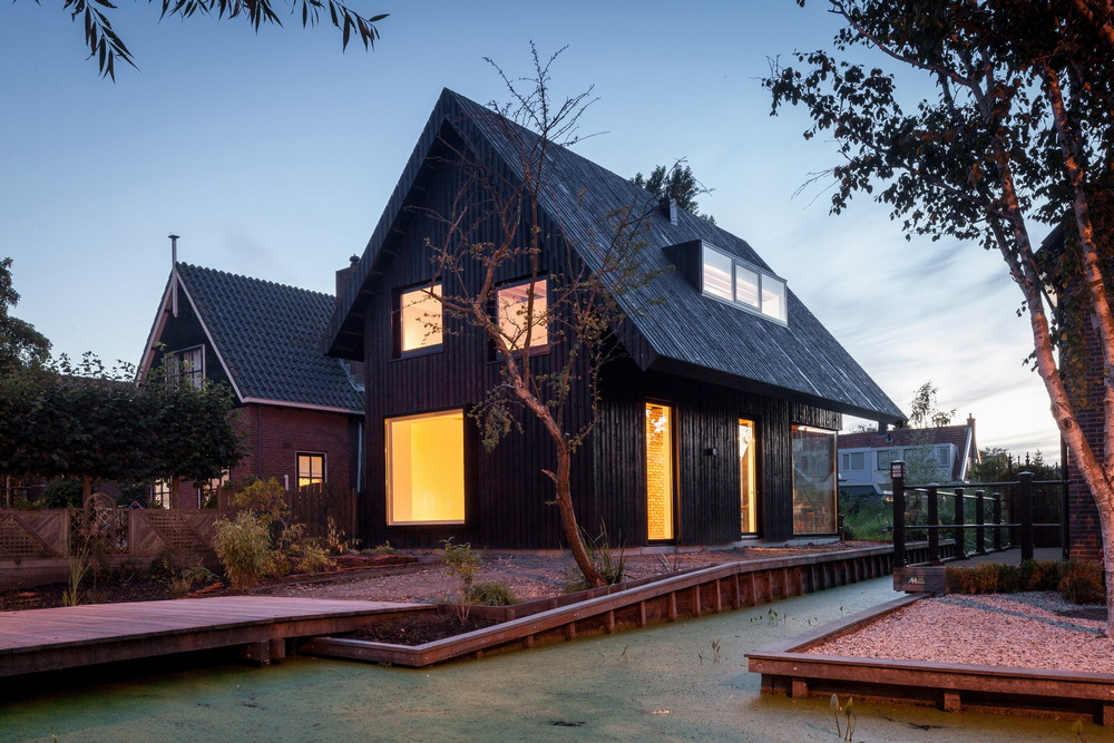 Чёрный деревянный дом в Амстердаме
