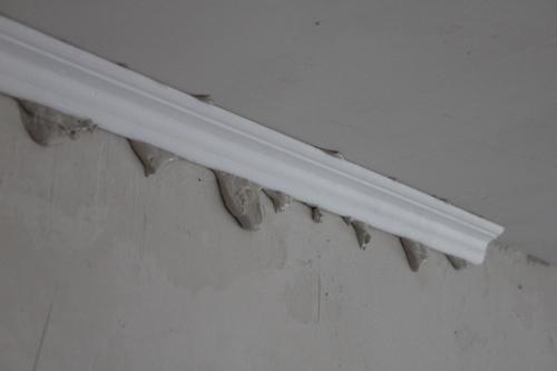 Поклейка потолочного плинтуса с помощью шпатлевки