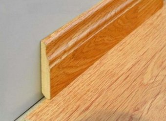 Как крепить деревянный плинтус