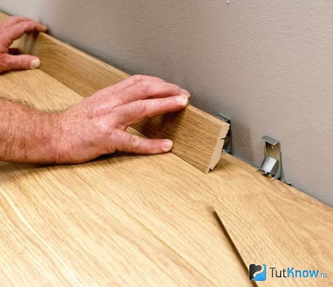 Как крепить деревянный плинтус