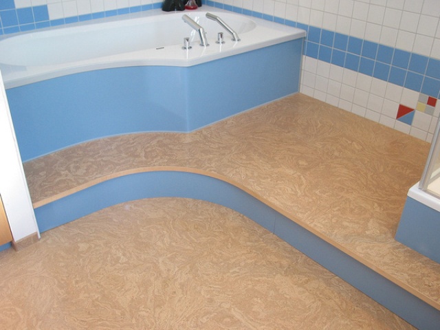 Пробка производится из коры пробкового дерева. Она является прекрасным вариантом для укладки на пол в ванной комнате, так как хорошо восстанавливает форму, экологична, имеет хорошую теплопроводность