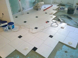 Монтаж кафельной плитки на пол в ванной комнате