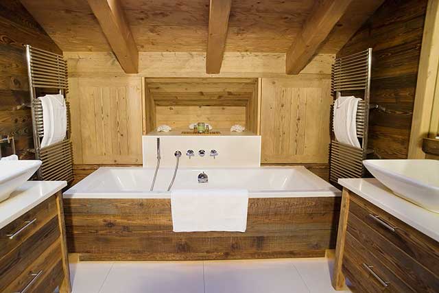 Современная ванная комната из лиственницы