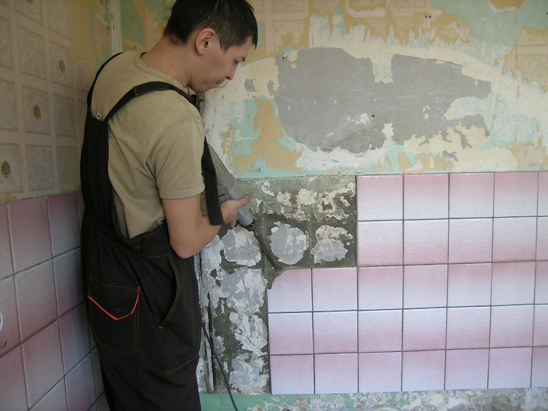 Демонтаж старой плитки со стен