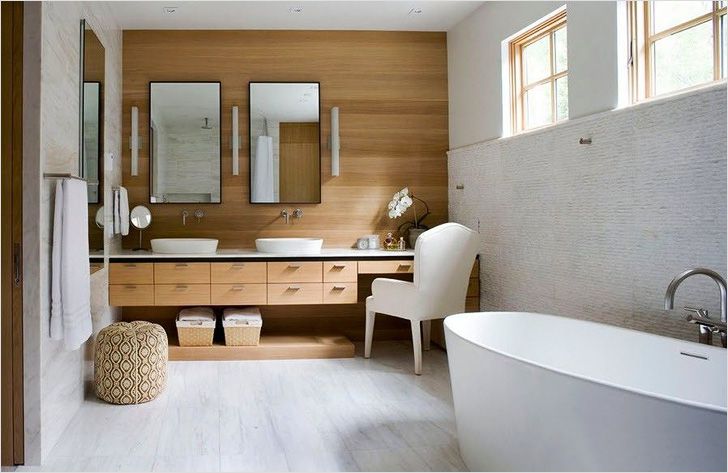 Деревянная отделка в белоснежной ванной комнате