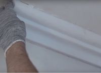Как правильно приклеить потолочный плинтус в углах