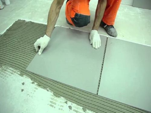 Укладка плитки ПВХ на пол своими руками (35 Фото): как клеить, технология и способы монтажа напольной виниловой плитки
