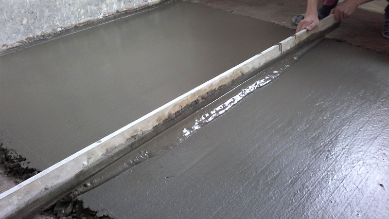 Как выровнять бетонный пол стяжкой