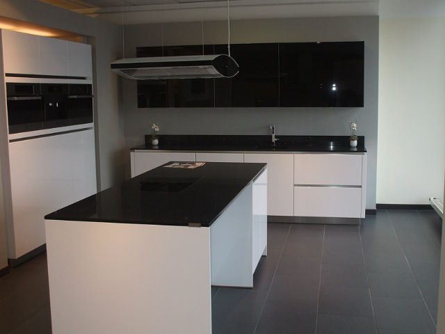Дизайн кухни в черном цвете: 80+ реальных фото интерьеров
