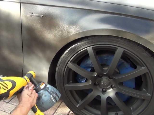 Процесс нанесения резиновой краски на автомобиль