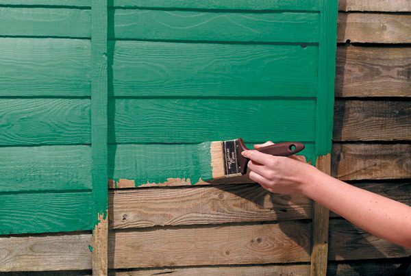Покраска деревянных стен снаружи дома