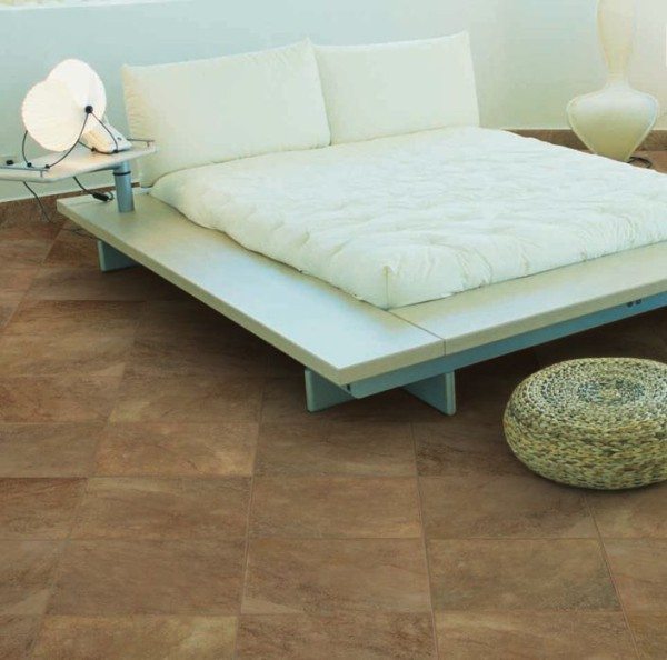 Оригинальная плитка в спальне на полу из керамического гранита.