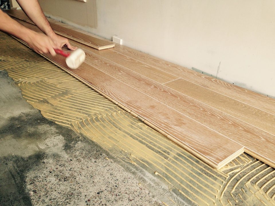 Укладка инженерной доски на бетонное основание