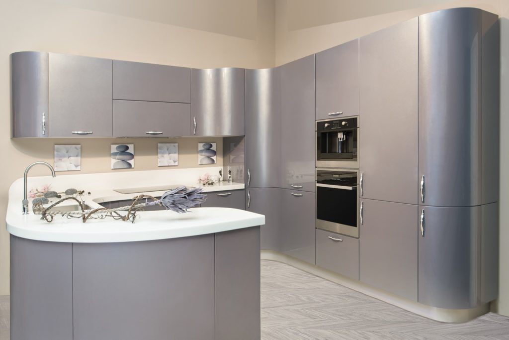 Кухонный гарнитур с серым фасадом плавной формы