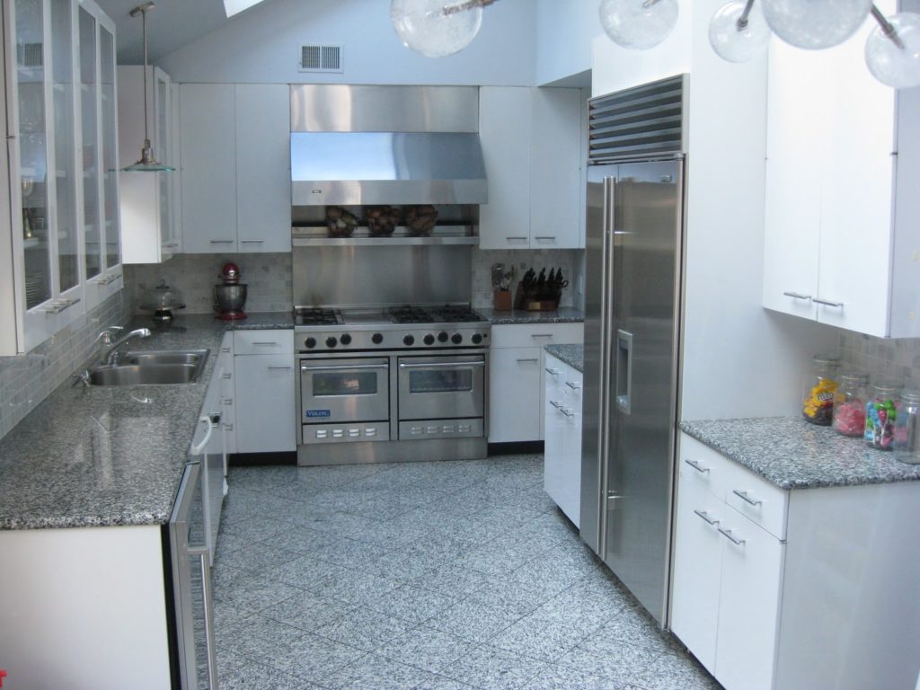 Кухня с серыми столешницами и белой мебелью