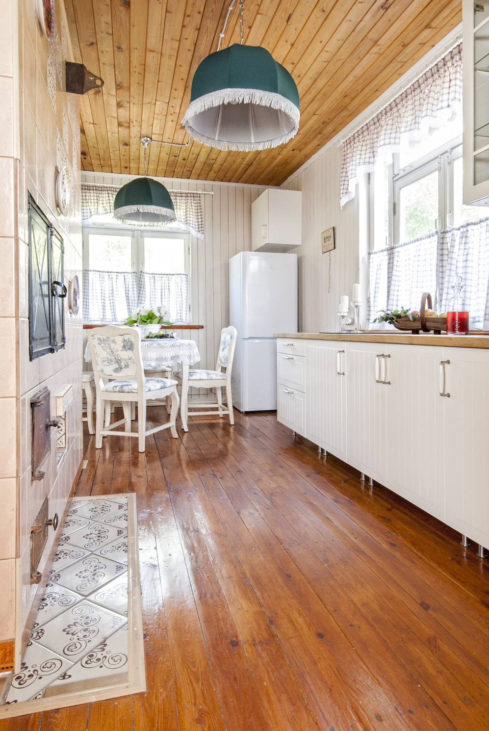 Деревянный пол в кухне в стиле кантри